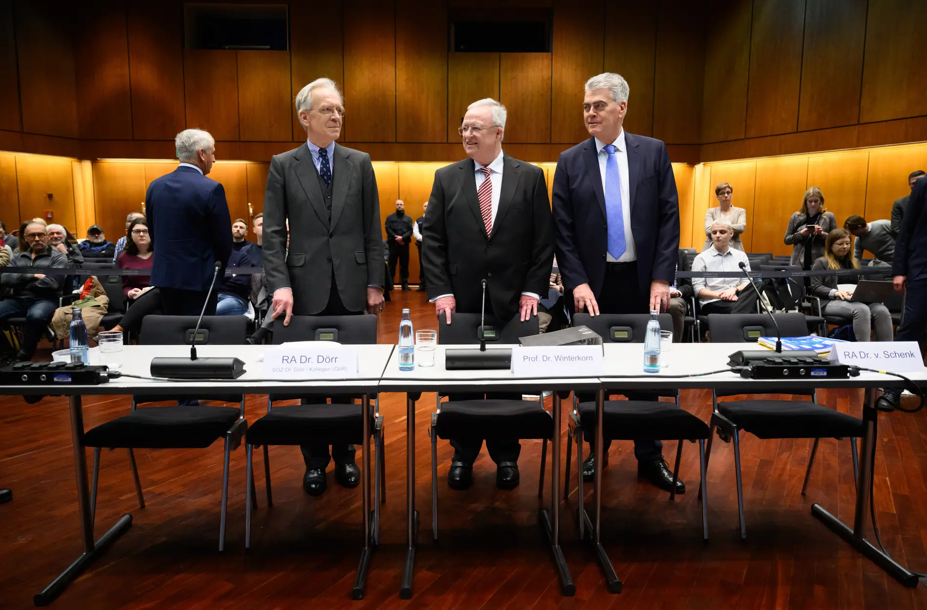 VW-Abgasskandal Martin Winterkorn mit seinen zwei Anwälten im Gerichtssaal