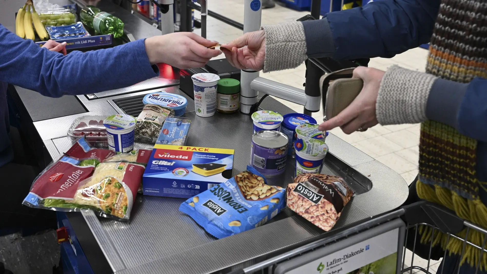 Eine Kundin bezahlt an der Kasse