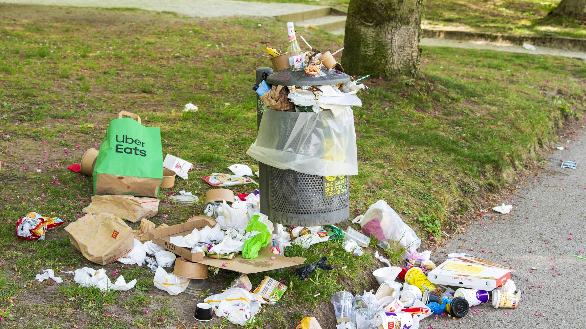 Überfüllte Mülleimer am Isarufer in München