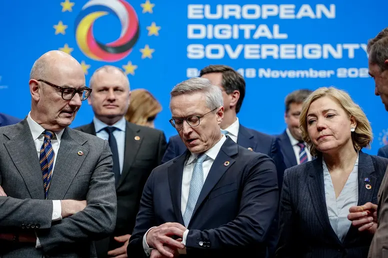 Roland Lescure, Karsten Wildberger und Henna Virkkunen stehen beim Gipfel zur Europäischen Digitalen Souveränität zusammen. 