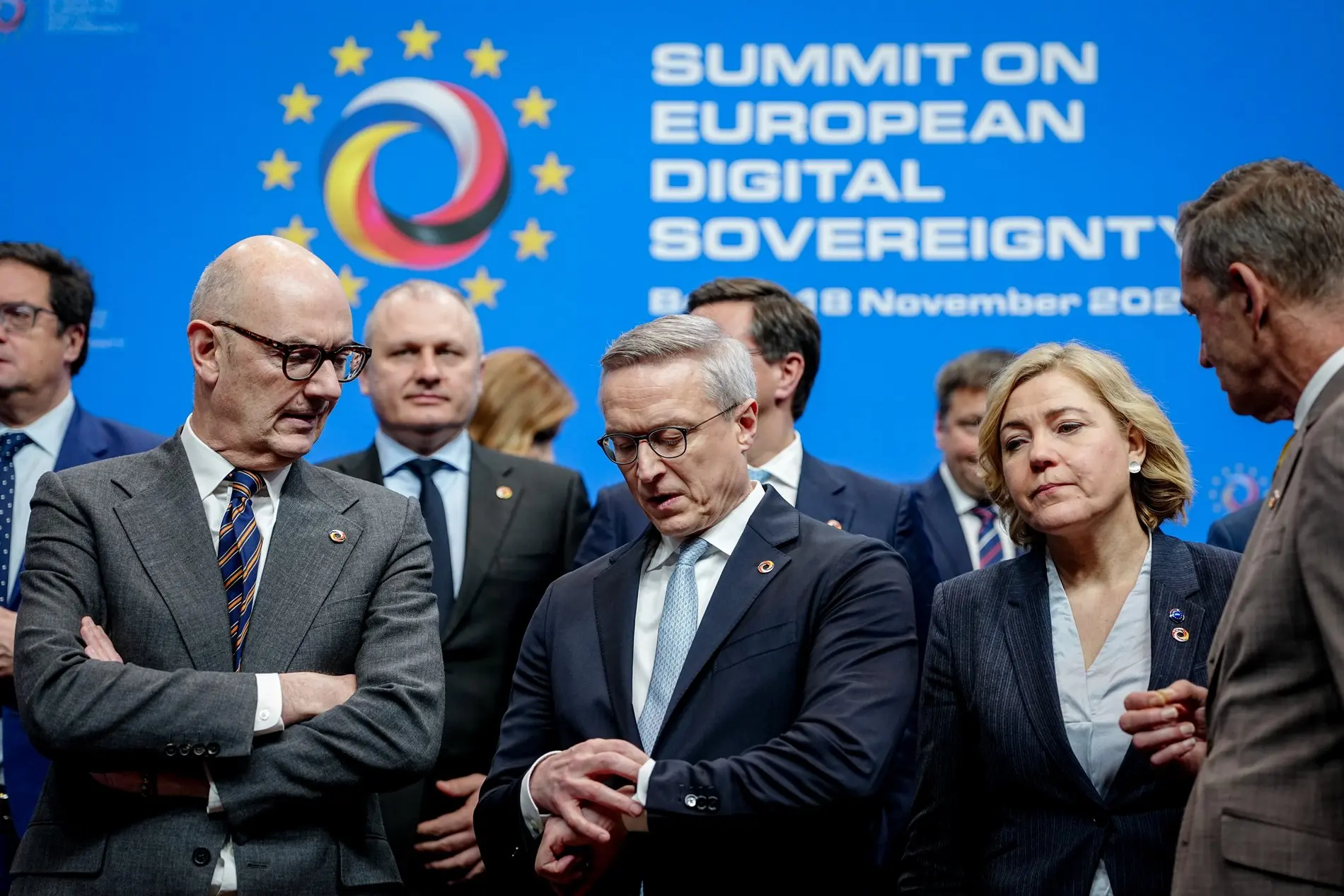 Roland Lescure, Karsten Wildberger und Henna Virkkunen stehen beim Gipfel zur Europäischen Digitalen Souveränität zusammen. 