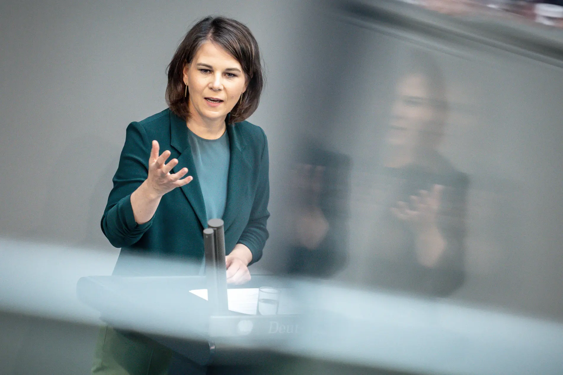 Annalena Baerbock, Außenministerin, spricht in der Debatte zum Auswärtigen in der Haushaltswoche im Bundestag.