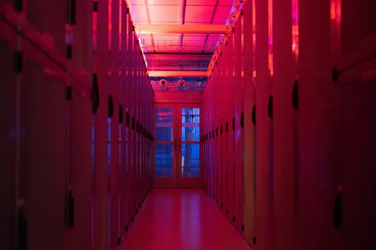 Rotes Licht leuchtet in Hessen in einem Rechenzentrum der Telehouse Deutschland GmbH.