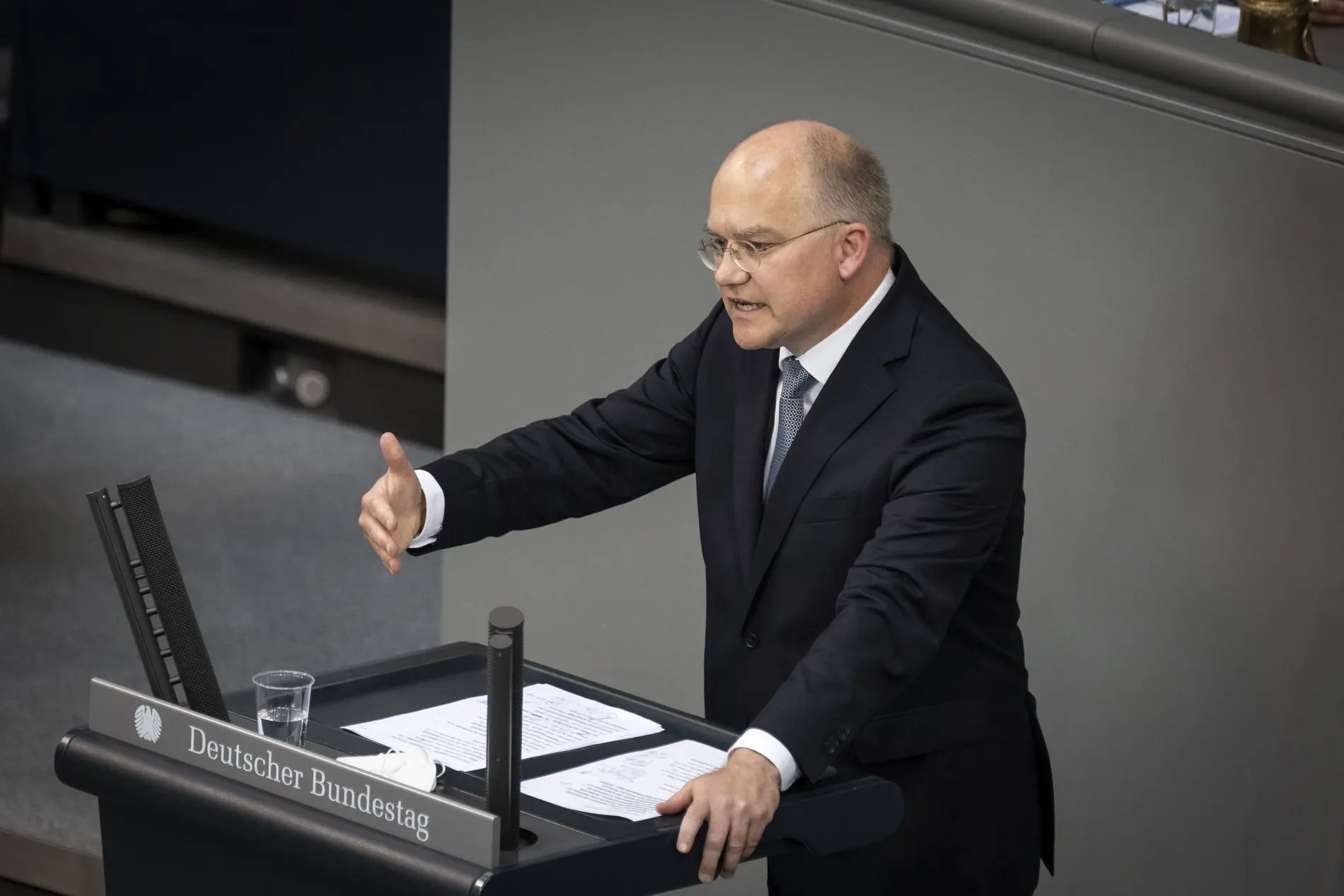 Sebastian Brehm am Rednerpult im Deutschen Bundestag.