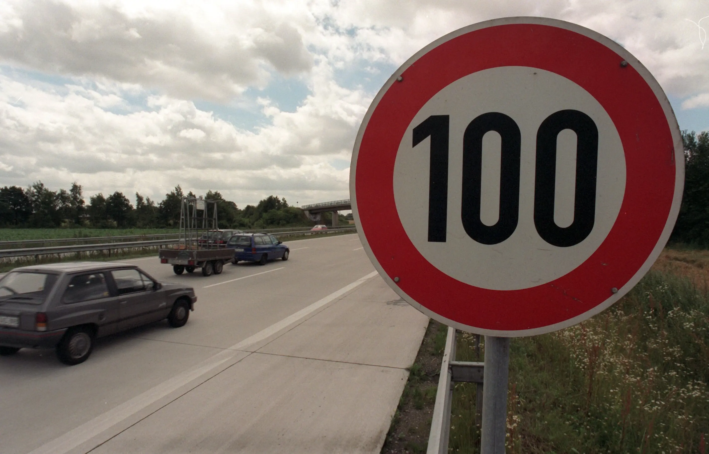 Bestehende Tempo 100 Geschwindigkeitsbegrenzung auf der Autobahn. 
