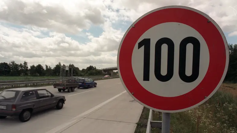 Bestehende Tempo 100 Geschwindigkeitsbegrenzung auf der Autobahn. 