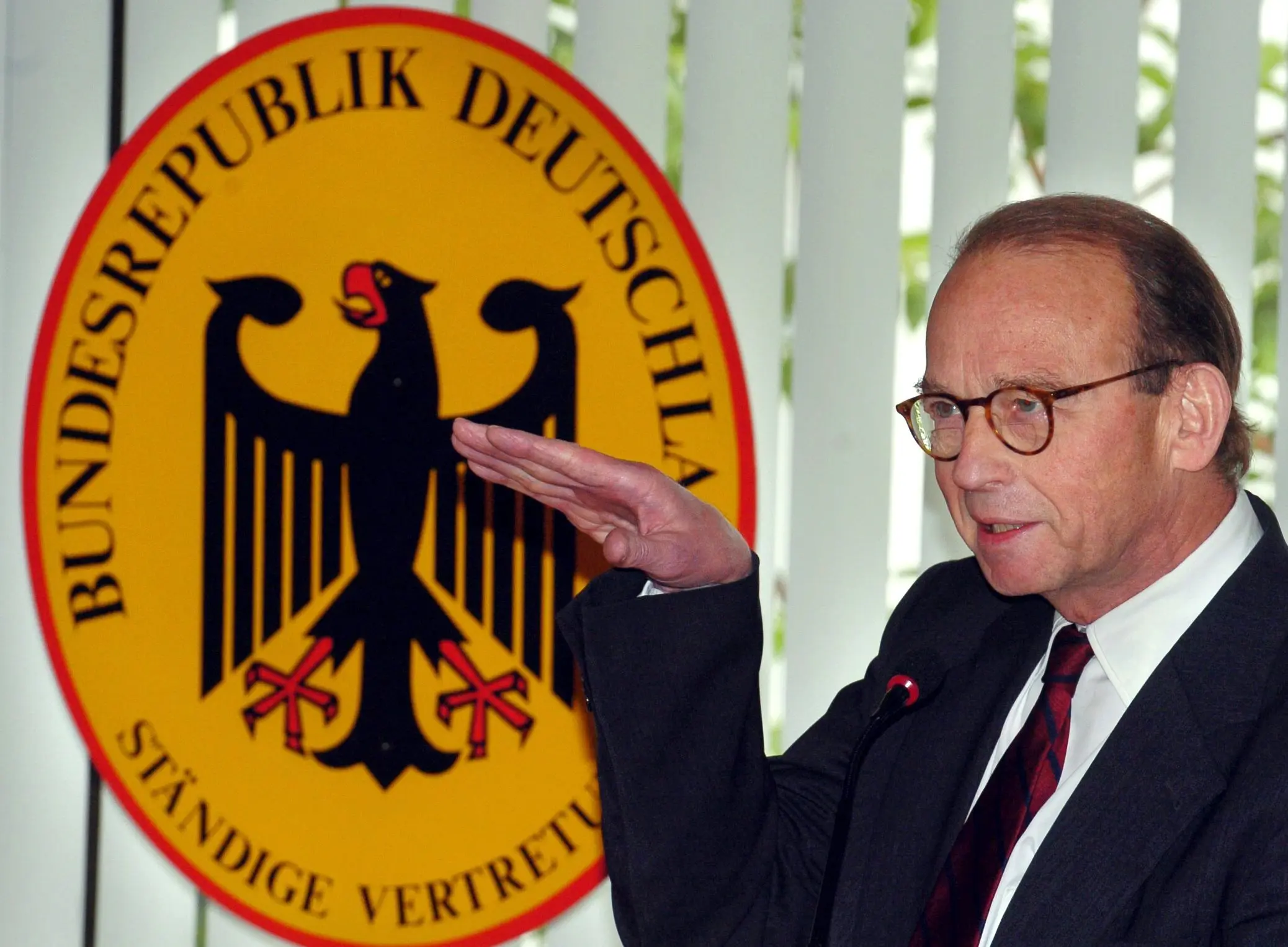 Hans-Otto Bräutigam berichtet über seine Arbeit Hans-Otto Bräutigam vor dem Originalschild der Ständigen Vertretung