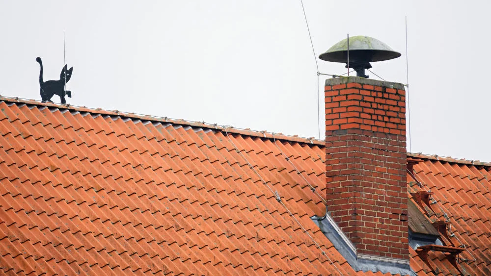 Eine Sirene auf dem Dach einer Grundschule in der Region Hannover
