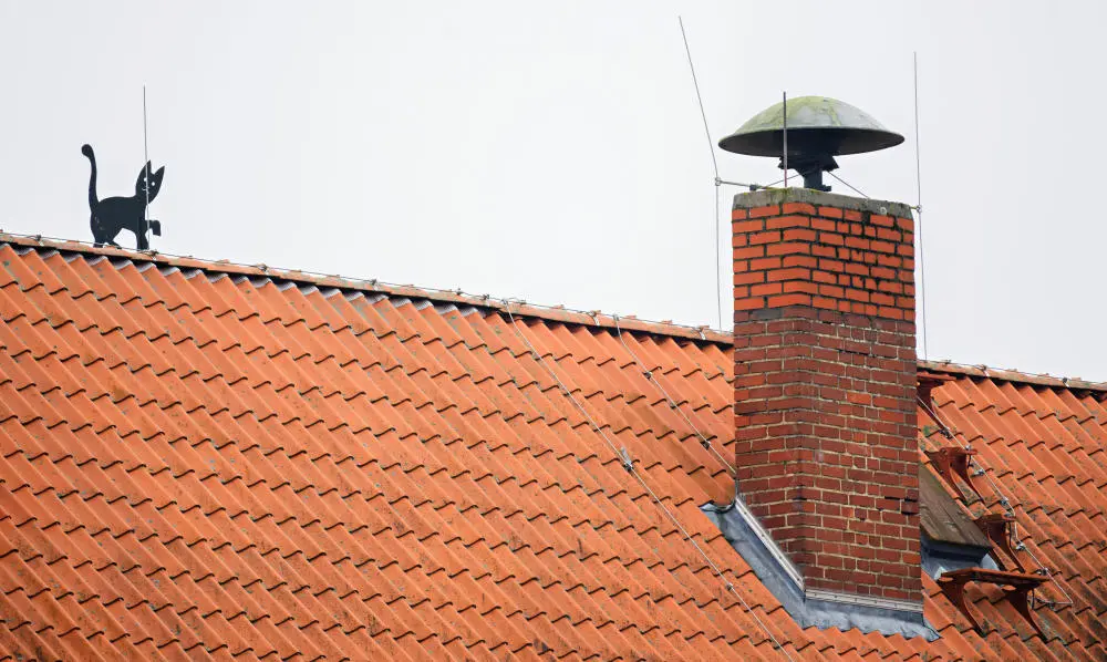 Eine Sirene auf dem Dach einer Grundschule in der Region Hannover