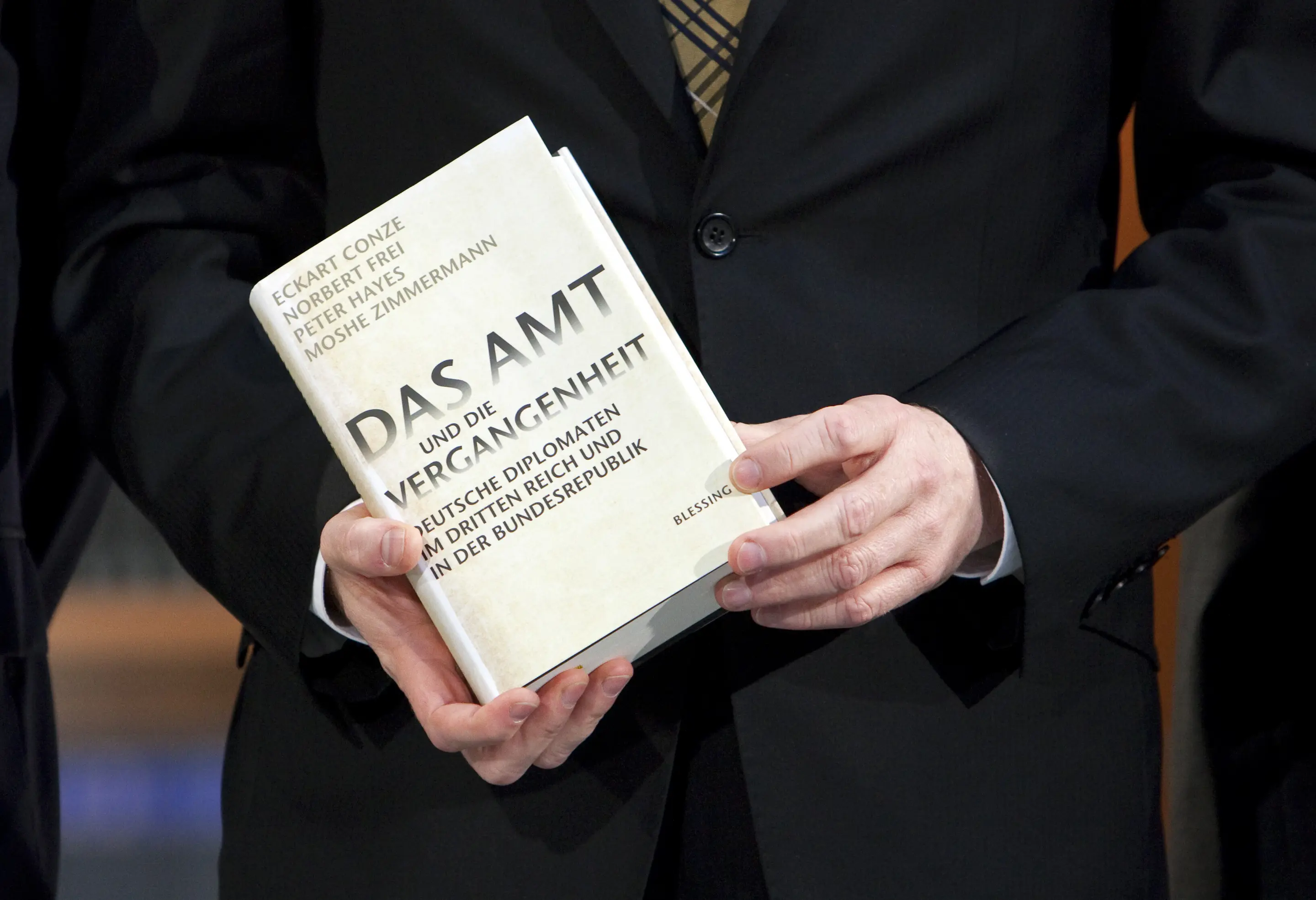 "Das Amt und die Vergangenheit" in den Händen von Guido Westerwelle Cover von "Das Amt und die Vergangenheit" in den Händen von Guido Westerwelle