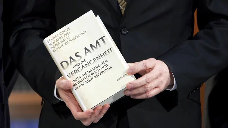 "Das Amt und die Vergangenheit" in den Händen von Guido Westerwelle