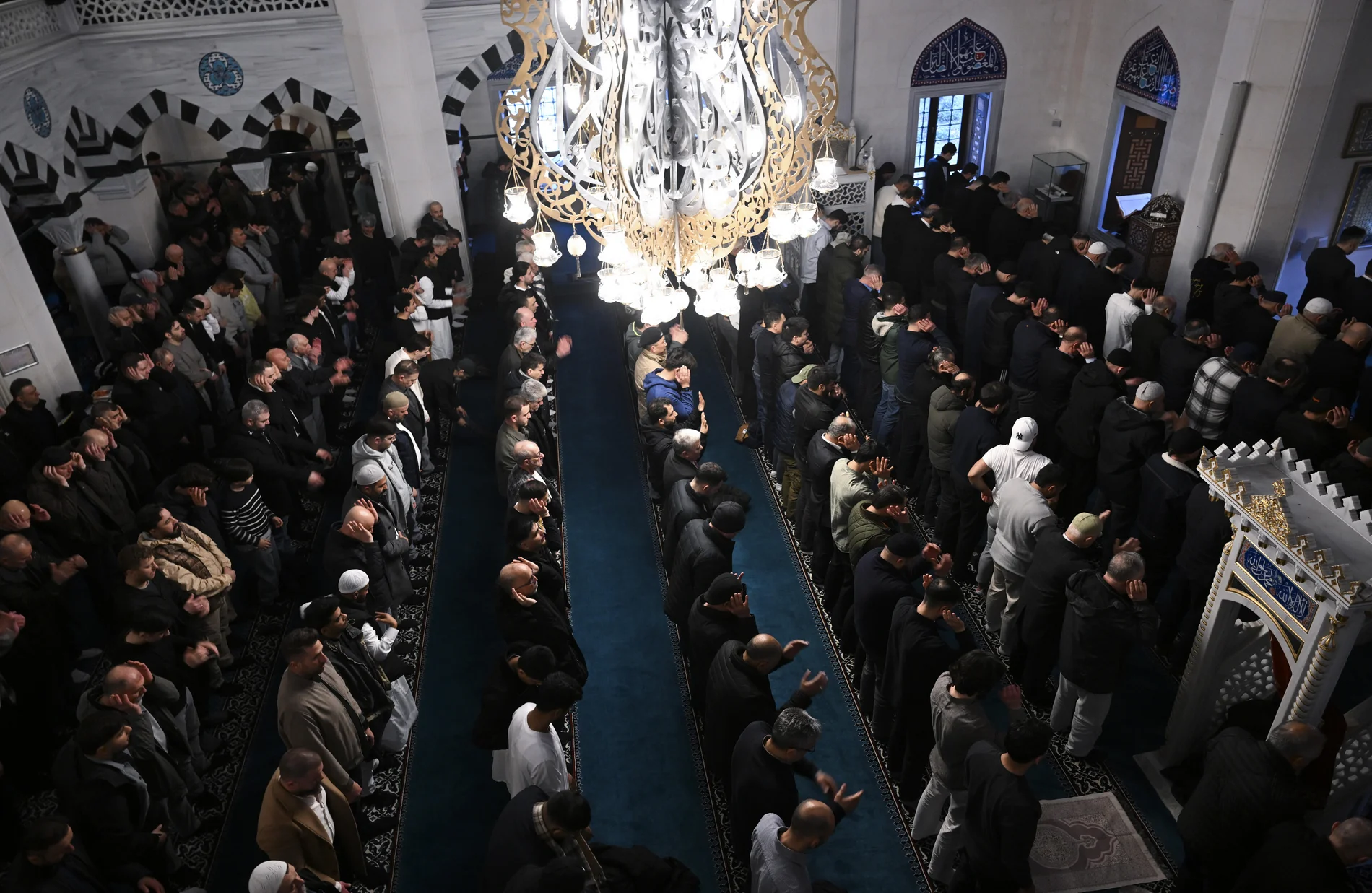 Muslime feiern das Ende vom Ramadan in einer Berliner Moschee