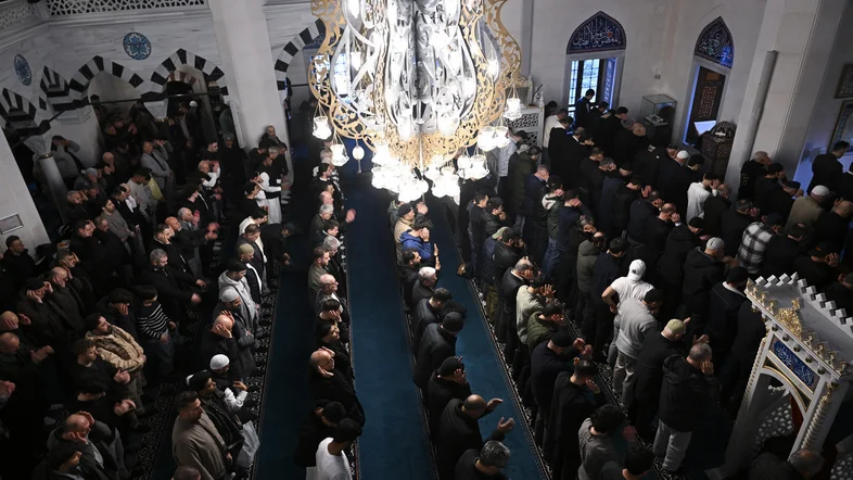 Muslime feiern das Ende vom Ramadan in einer Berliner Moschee