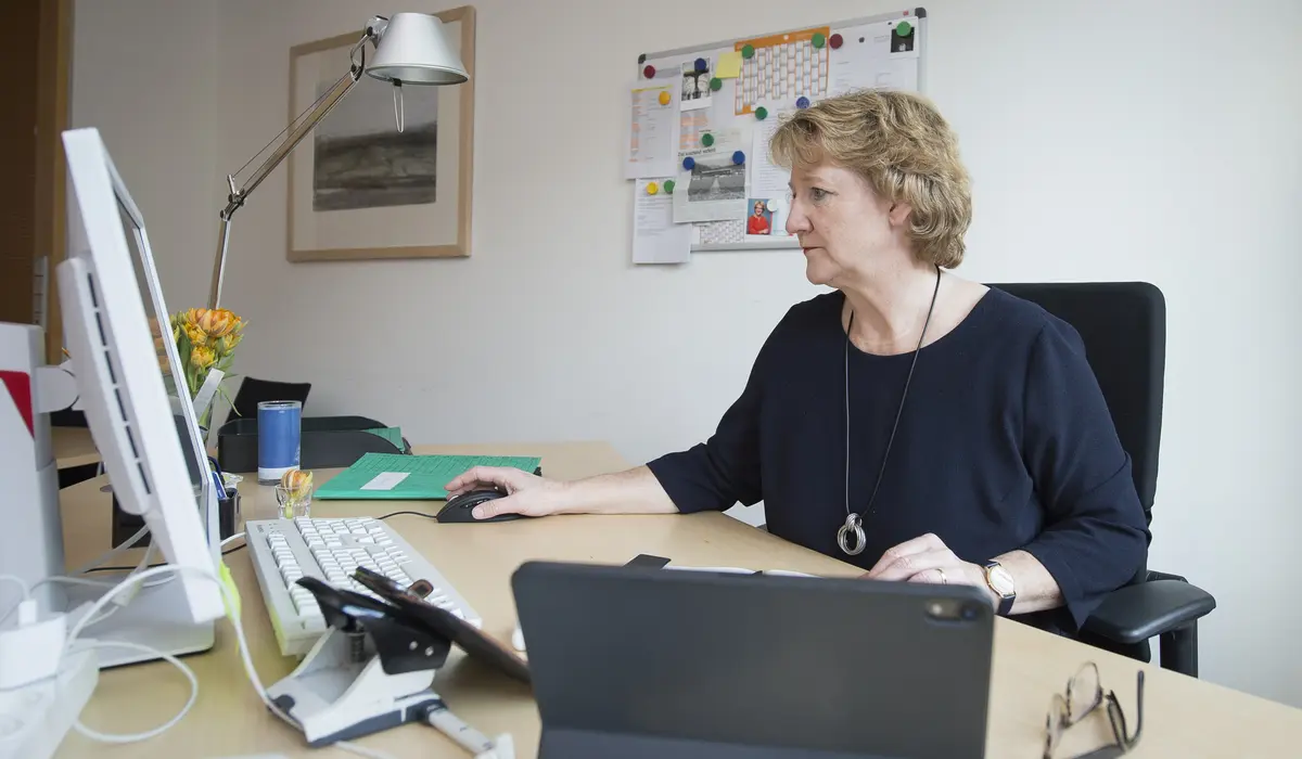 Ingrid Pahlmann am Schreibtisch