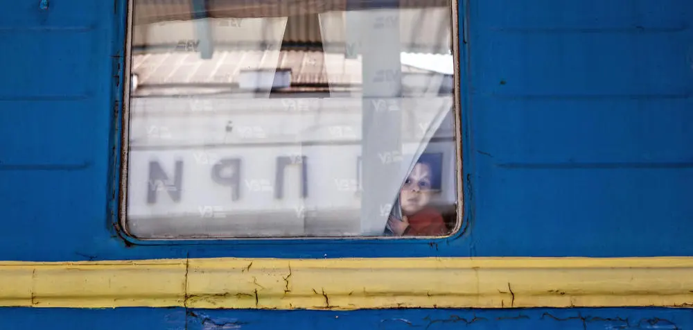 Zug aus der belagerten Stadt Mariupol im Südosten der Ukraine Ein Kind wird mit dem Zug aus der belagerten Stadt Mariupol im Südosten der Ukraine in Sicherheit gebracht.