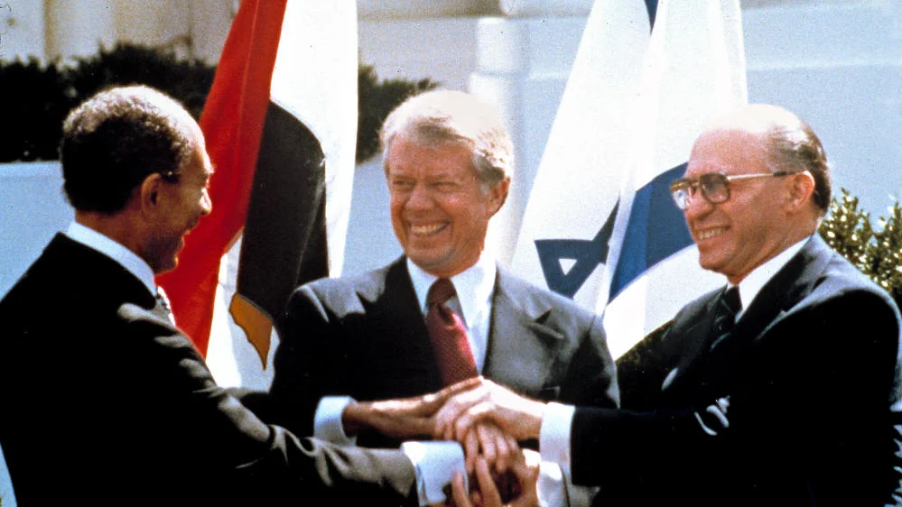 Anwar Sadat, Jimmy Carter und Menachem Begin beim Handschlag