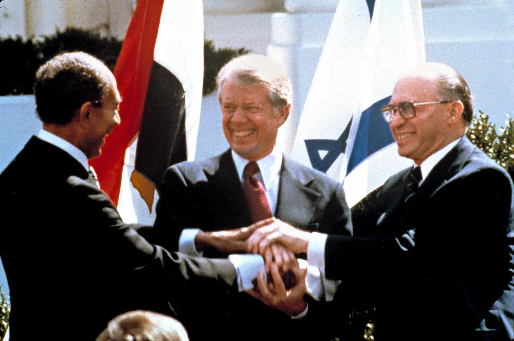 Anwar Sadat, Jimmy Carter und Menachem Begin beim Handschlag