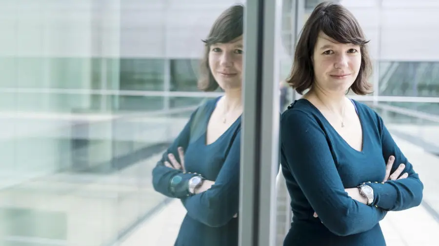 Linda Heitmann Linda Heitmann lehnt an einer verspiegelten Wand