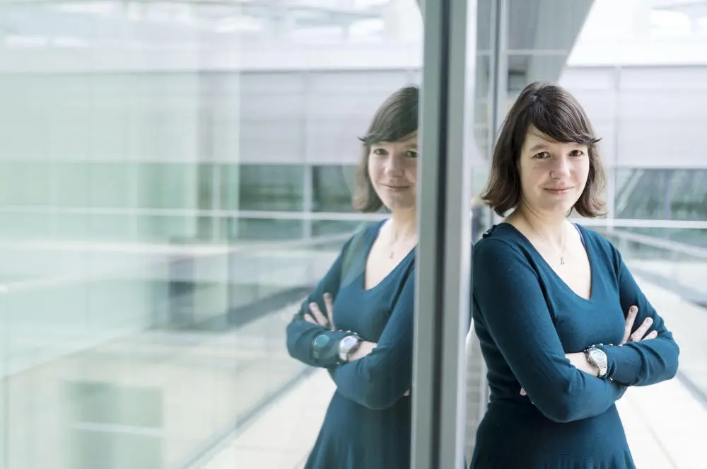 Linda Heitmann Linda Heitmann lehnt an einer verspiegelten Wand