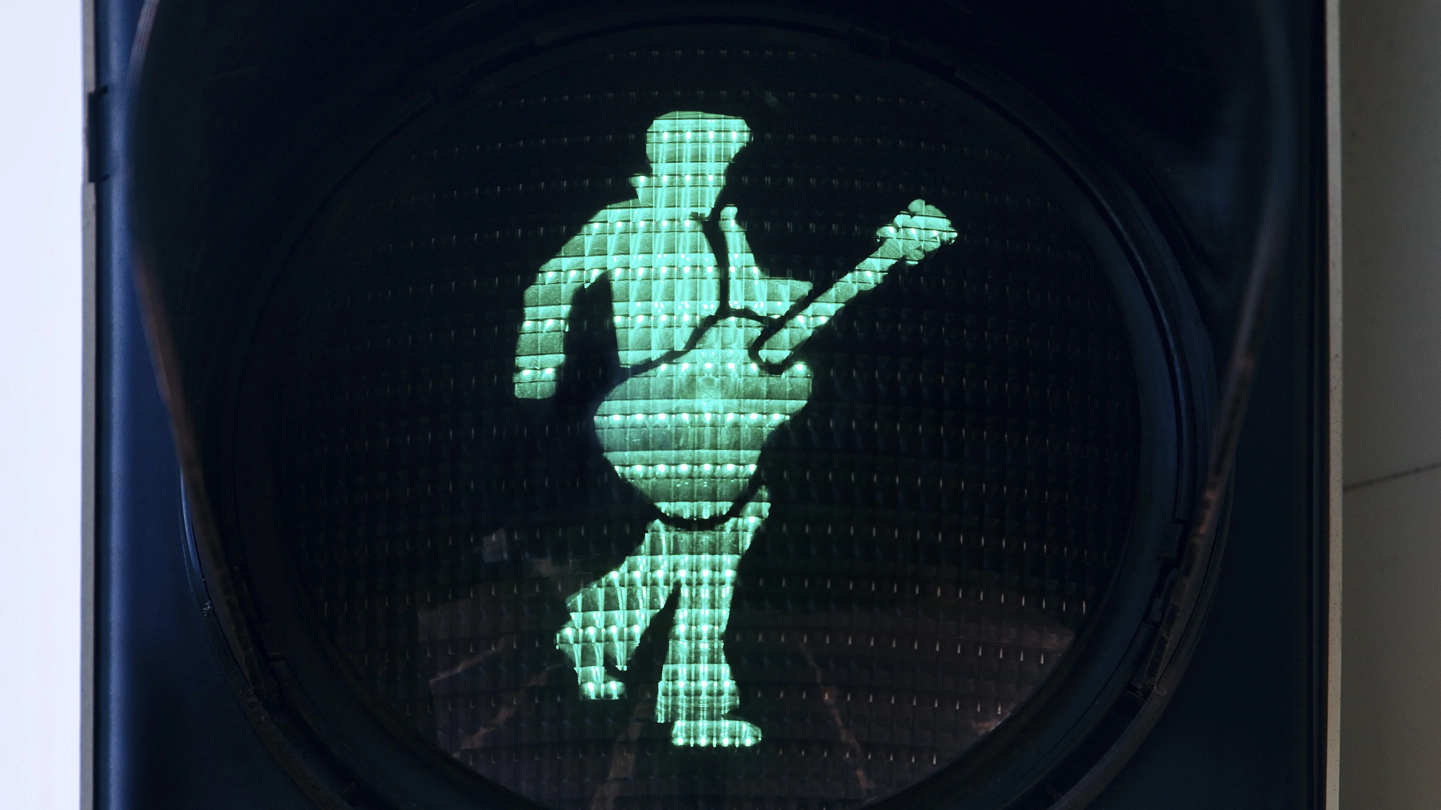 Grünes Ampelmännchen mit dem Umriss von Elvis Presley
