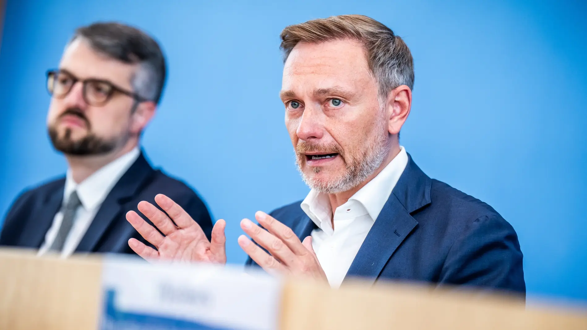 Pressekonferenz zum Haushaltsentwurf 2025 Christian Lindner und Wolf Heinrich Reuter bei der Pressekonferenz zum Entwurf für den Haushalt 2025 und den Nachtragshaushalt 2024.