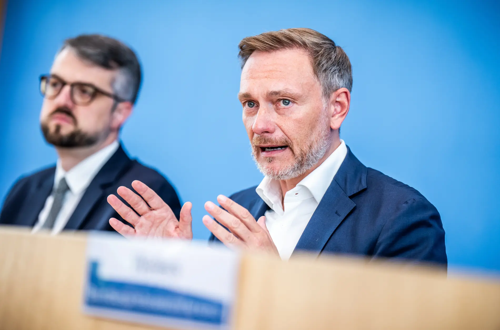 Pressekonferenz zum Haushaltsentwurf 2025 Christian Lindner und Wolf Heinrich Reuter bei der Pressekonferenz zum Entwurf für den Haushalt 2025 und den Nachtragshaushalt 2024.
