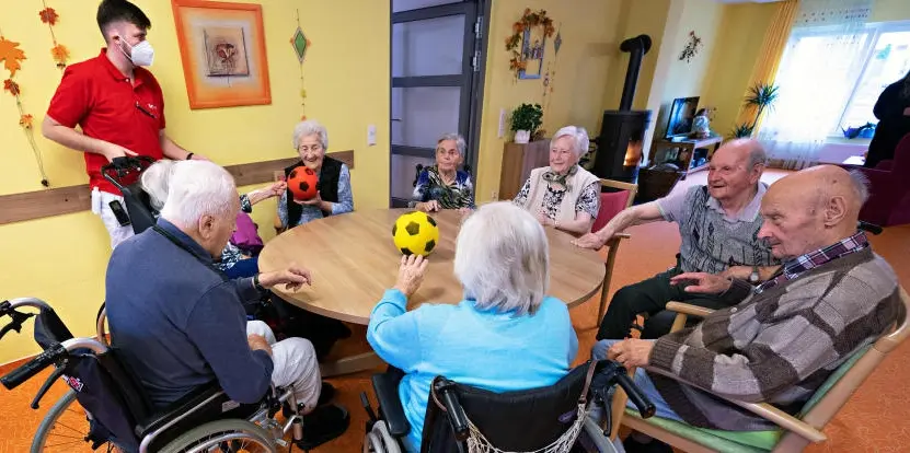 Das Bild zeigt eine Szene in einem Alten- und Pflegeheim.