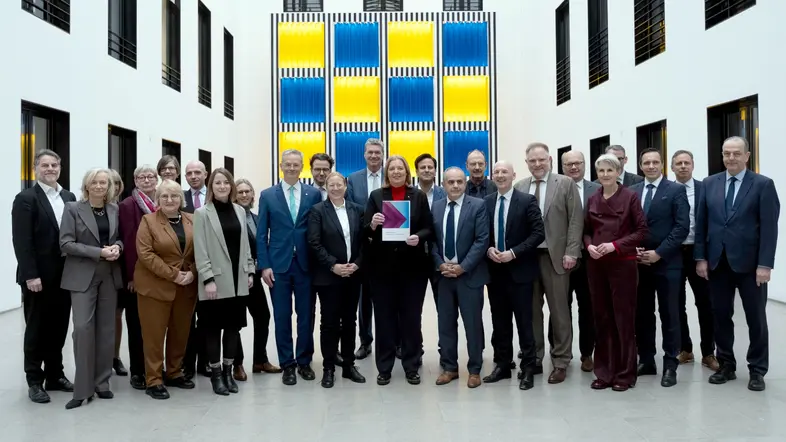 Die Kommission zur Reform des Sozialstaats übergibt Bericht an Arbeitsministerin