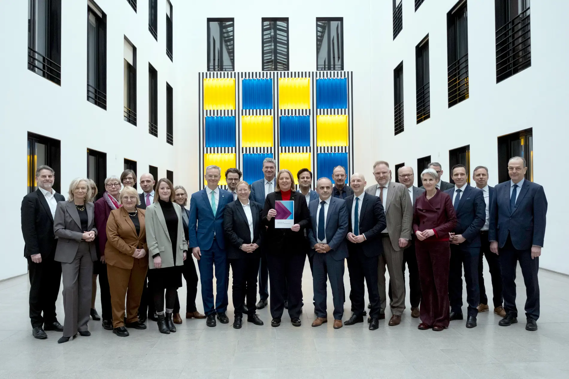 Die Kommission zur Reform des Sozialstaats übergibt Bericht an Arbeitsministerin