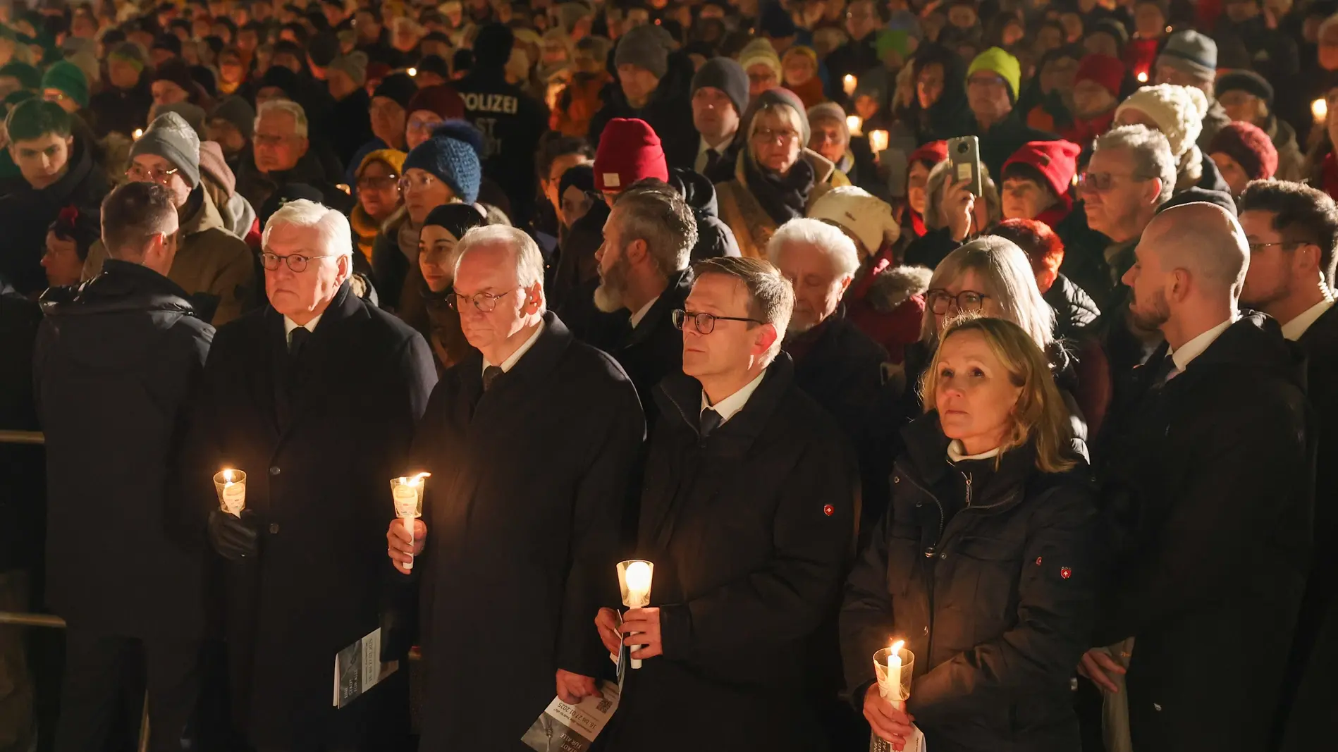 Bundespräsident Frank-Walter Steinmeier (l.) und Sachsen-Anhalts Ministerpräsident Reiner Haseloff (CDU, 2. V. l.) am 16. Januar in Magdeburg beim Gedenken an die Opfer des Anschlags auf den Weihnachtsmarkt. Bundespräsident Steinmeier gedenkt in Magdeburg der Opfer des Anschlags.