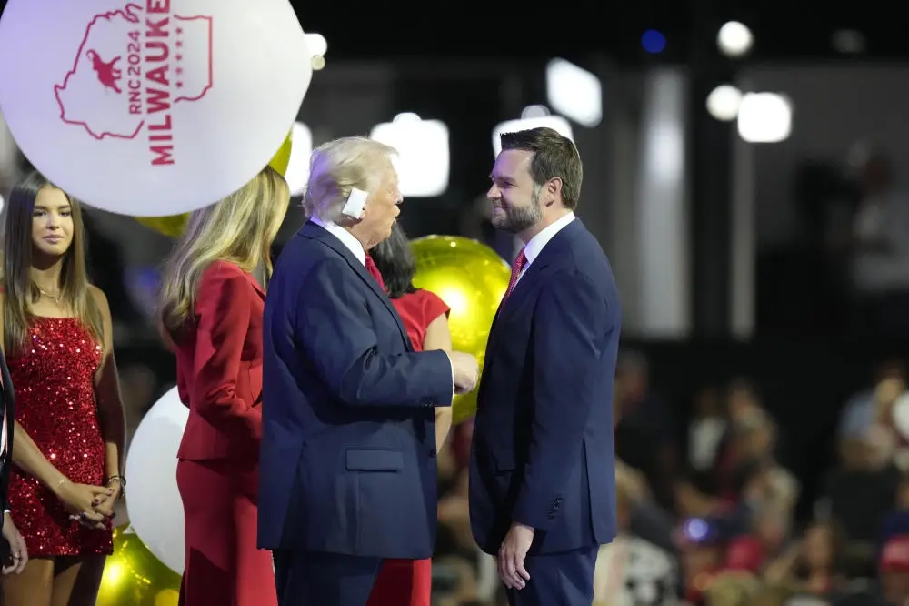 Donald Trump und J.D. Vance während einer Unterhaltung
