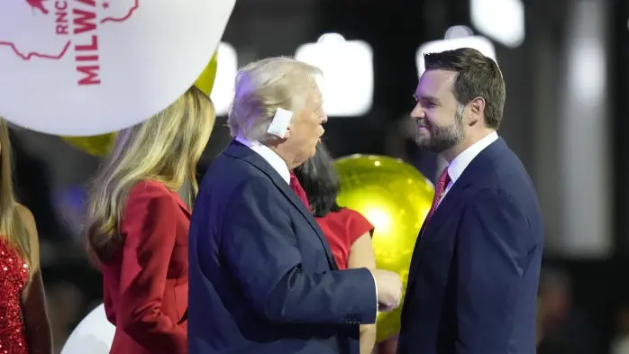 Donald Trump und J.D. Vance während einer Unterhaltung