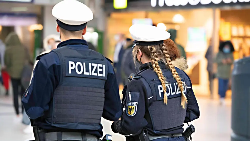 Ein Polizist und eine Polizistin der Bundespolizei