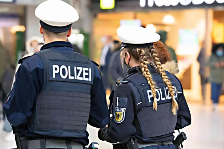 Ein Polizist und eine Polizistin der Bundespolizei