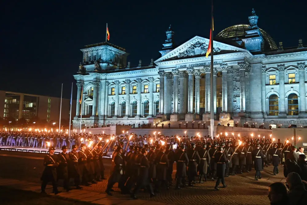 Die Armee des Parlaments Soldaten während des Großen Zapfenstreichs vor dem Reichstagsgebäude