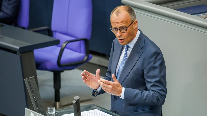 Friedrich Merz gestikulierend am Rednerpult