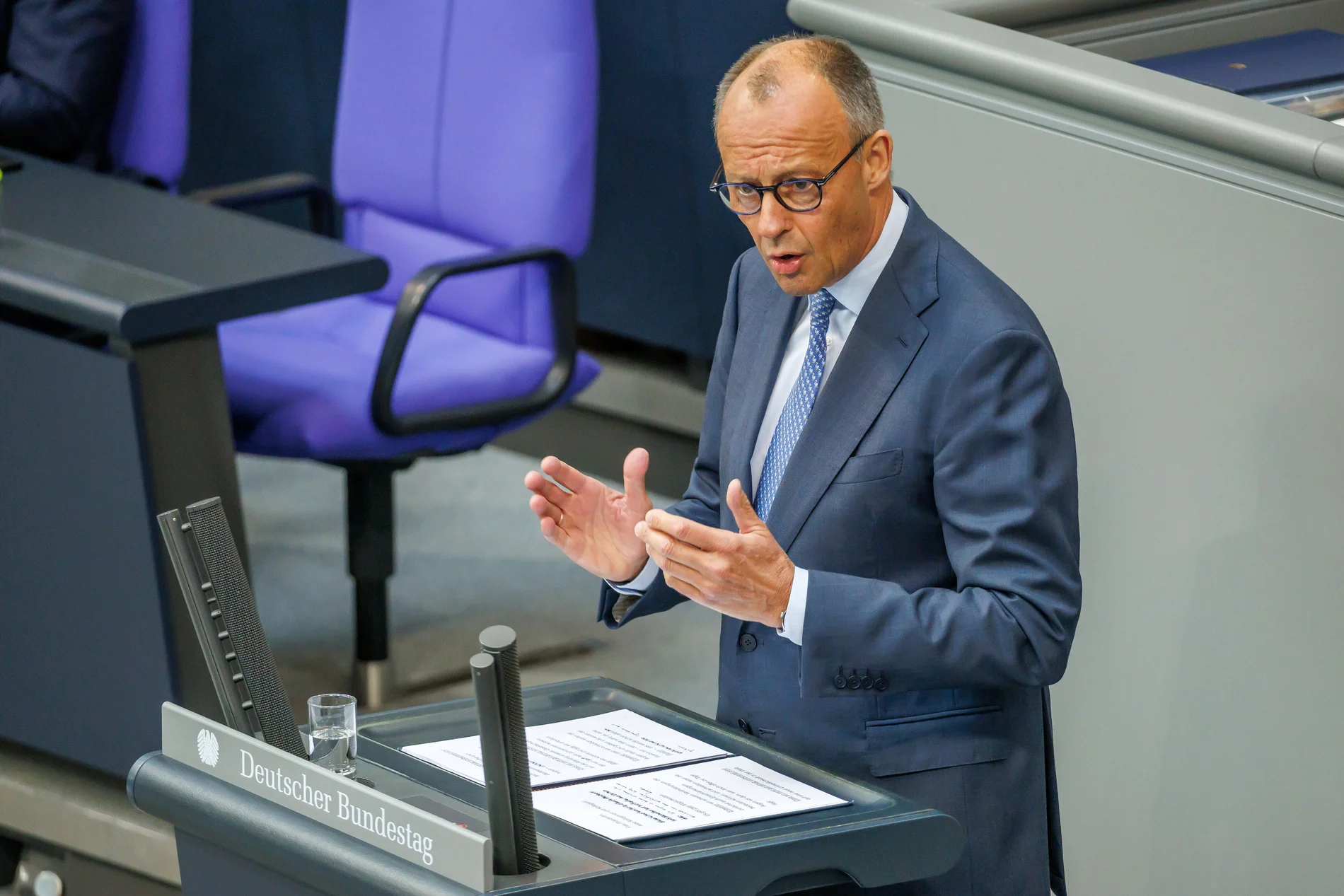 Friedrich Merz gestikulierend am Rednerpult