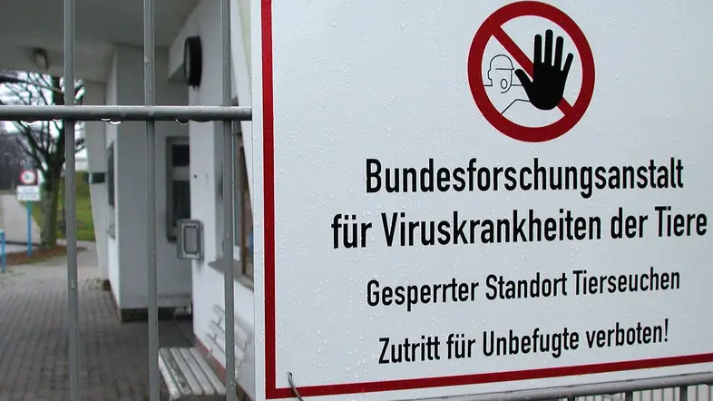 Eingangsbereich der Bundesforschungsanstalt für Viruskrankheiten der Tiere (BFAV) auf der Insel Riems bei Greifswald. 
