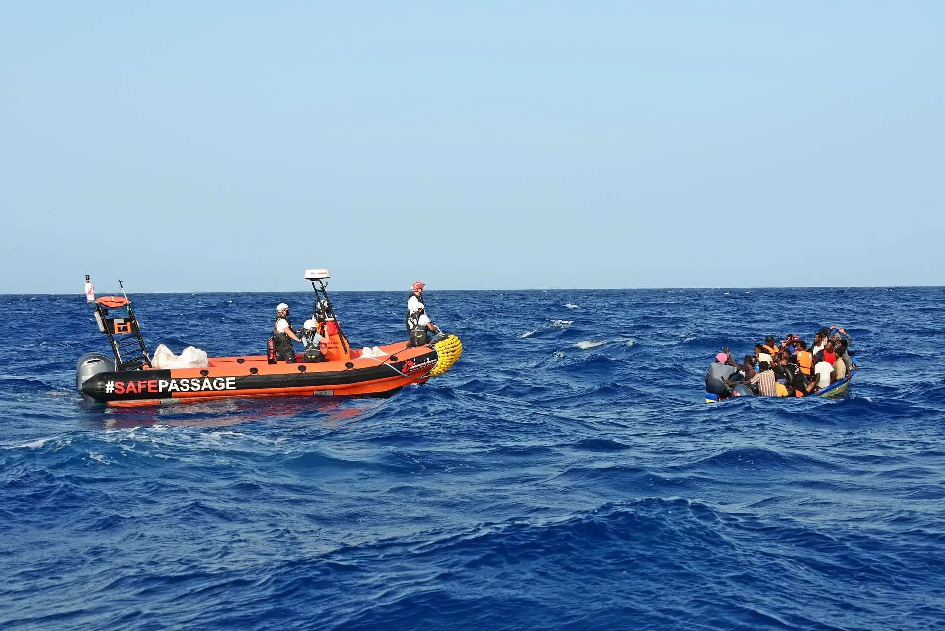 Foto einer Seenotrettung von Geflüchteten im Mittelmeer