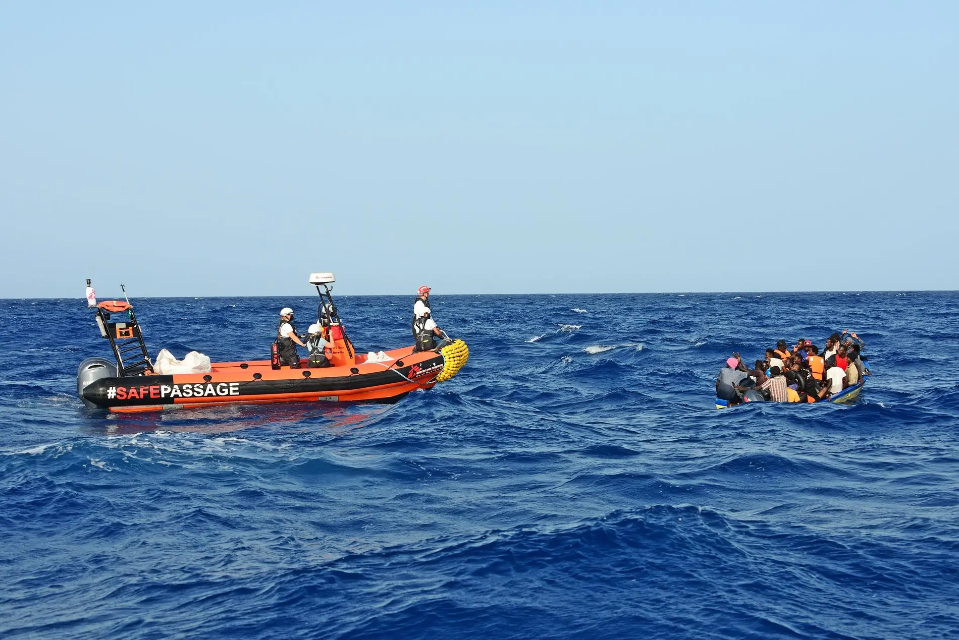 Seenotrettung von Geflüchteten im Mittelmeer Foto einer Seenotrettung von Geflüchteten im Mittelmeer