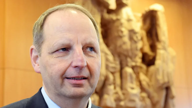 Thomas Heilmann (CDU) wartet im Bundesverfassungsgericht
