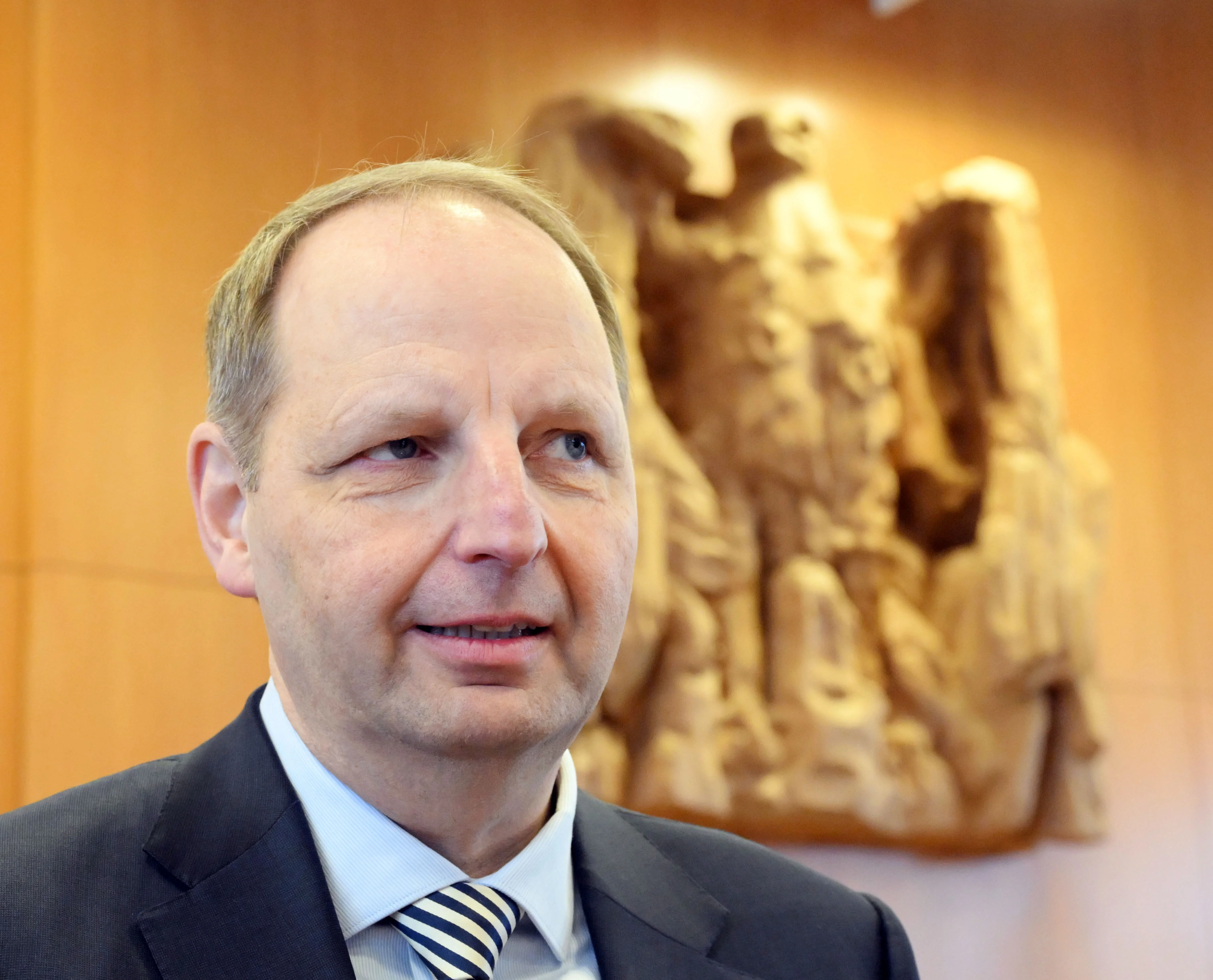 Thomas Heilmann (CDU) wartet im Bundesverfassungsgericht