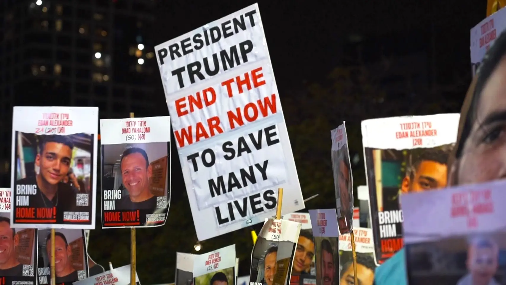 Proteste in Israel Demonstranten mit Plakaten