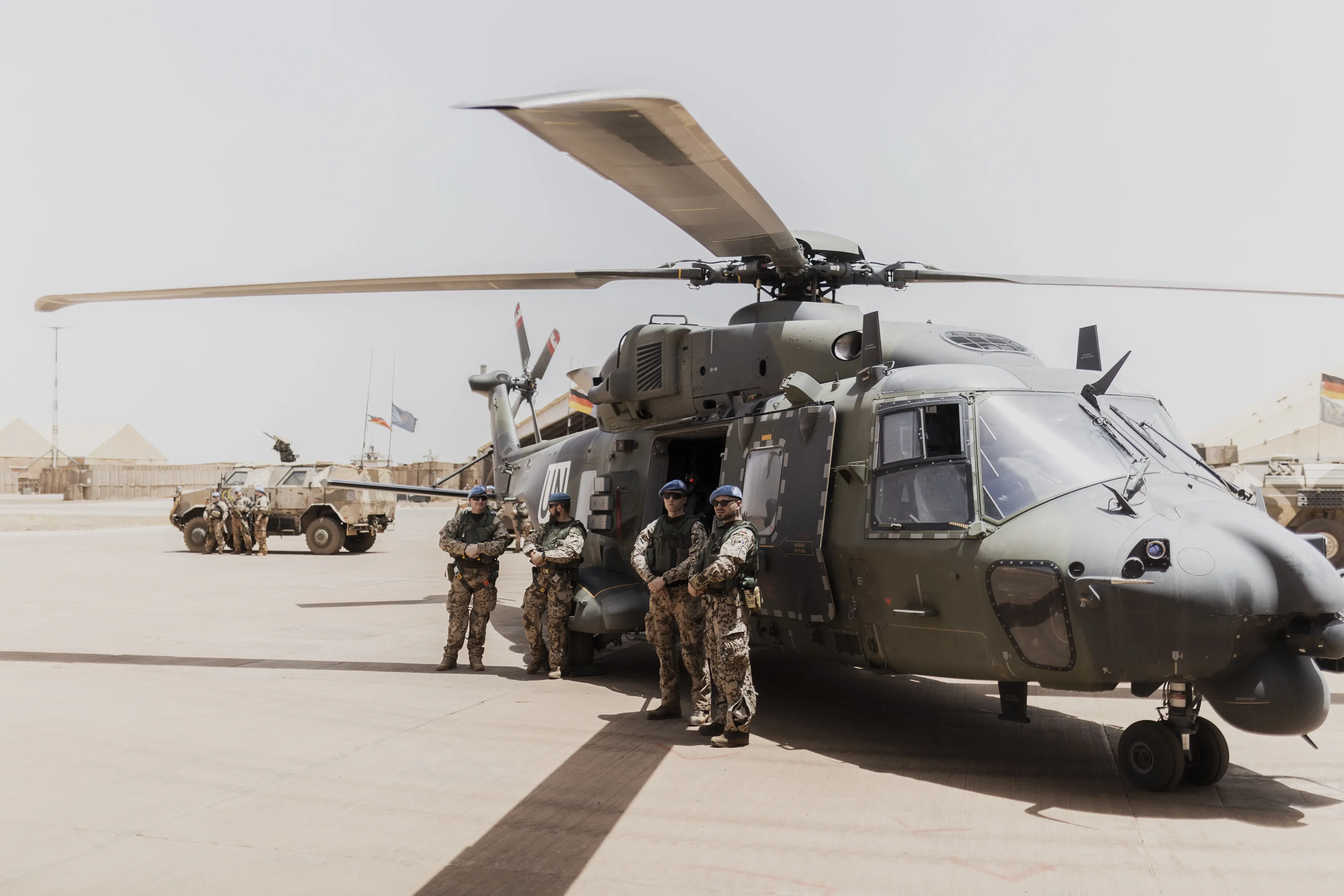 Camp Castor im malischen Gao Soldaten der Bundeswehr stehen vor einem Hubschrauber im Camp Castor in Gao.