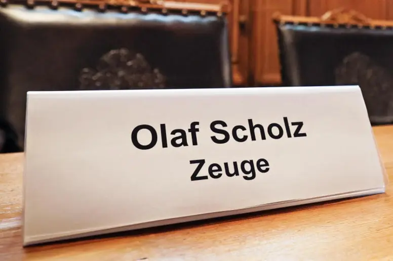 Namensschild von Kanzler Olaf Scholz (SPD) im Hamburger Untersuchungsausschuss.