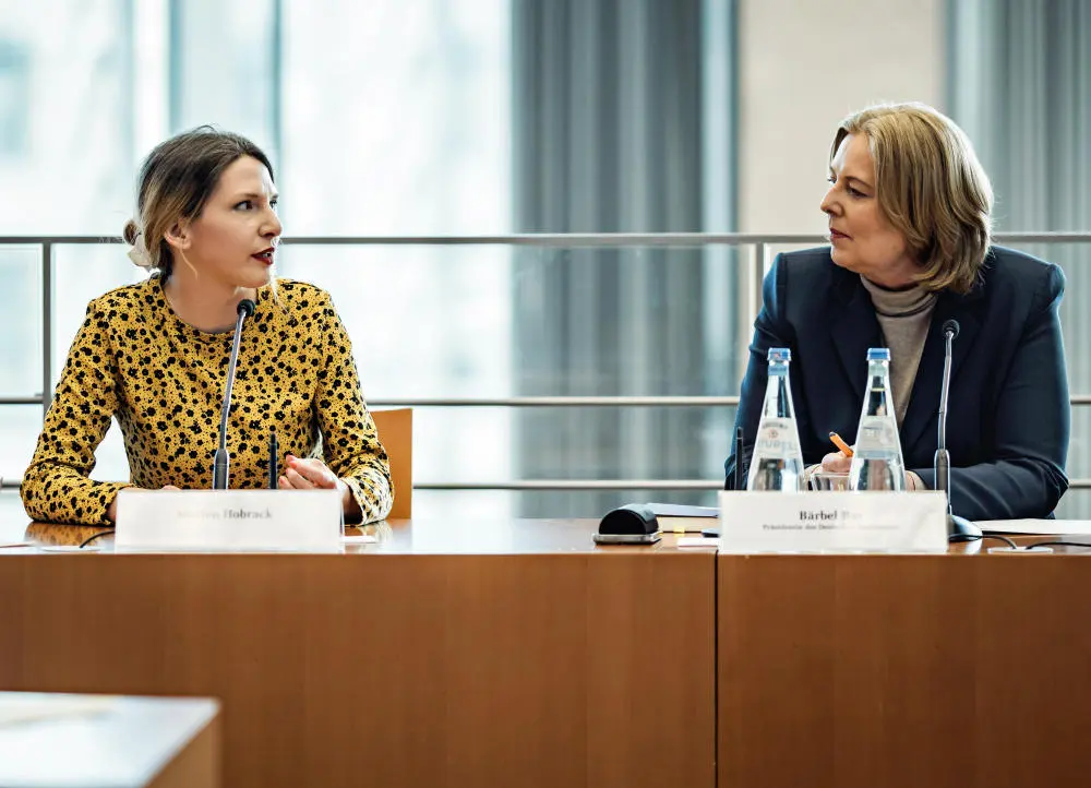 Autorin Marlen Hobrack spricht mit Bärbel Basin der Bundestagsbibliothek