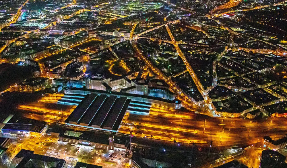 Der beleuchtete Düsseldorfer Hauptbahnhof in der Nacht aufgenommen aus der Luft