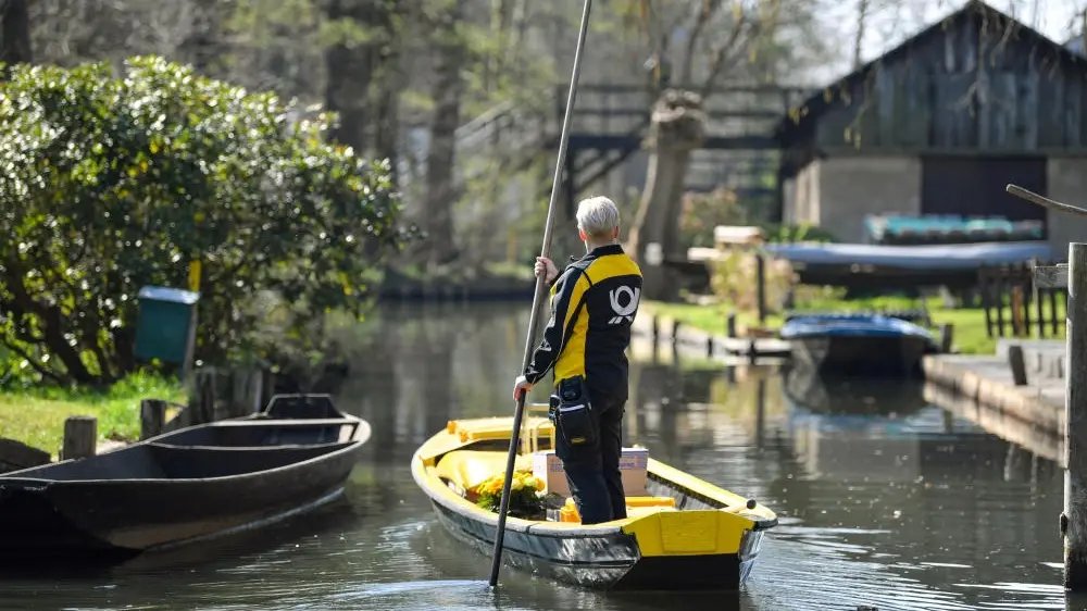 Postzustellung per Kahn im Spreewald.