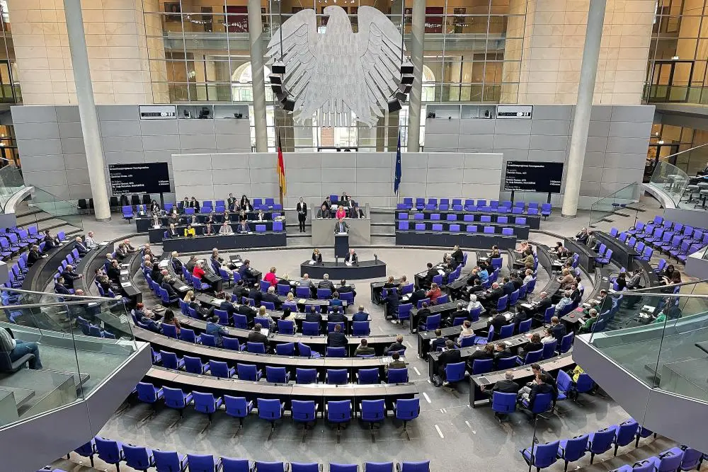 Erhöhung der Diäten Blick ins Plenum zu Beginn der 7. Bundestagssitzung