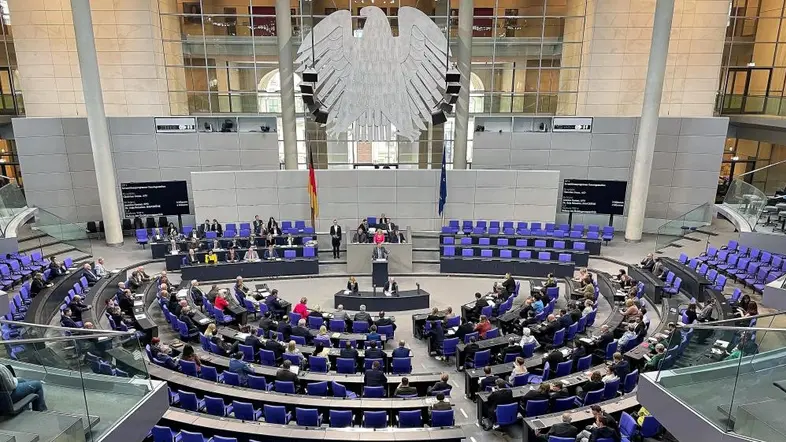 Blick ins Plenum zu Beginn der 7. Bundestagssitzung 